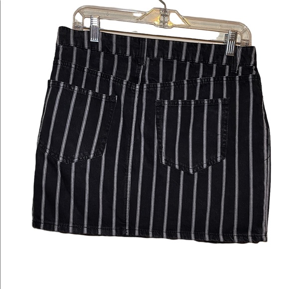 Vanilla Star Stripe Mini Skirt Size- 9(juniors) - Picture 2 of 5